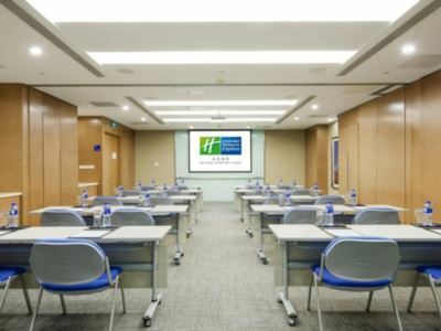 Hotel Express Airport Zone By Ihg 4*
