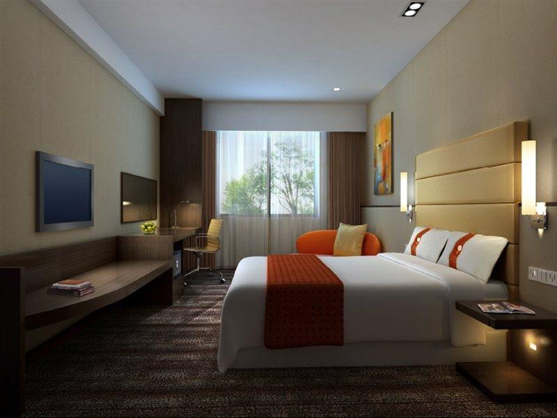 Hotel Holiday Express Airport Zone By Ihg 4*